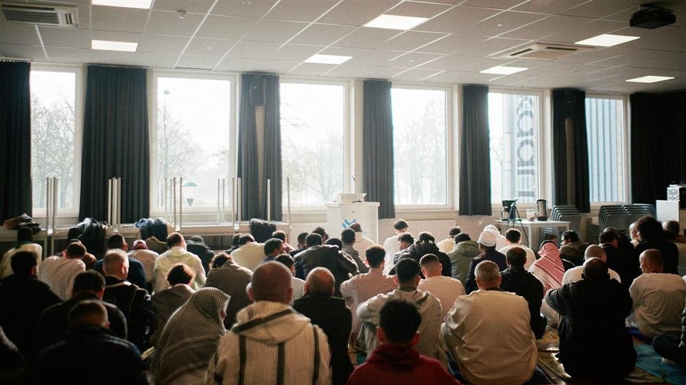 Een volle zaal tijdens een lezing