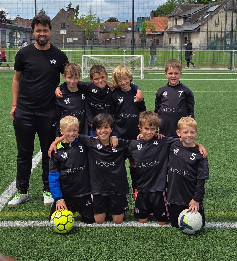 Ons voetbalteam met trainer op het veld